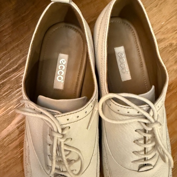 ECCO Classic White Leather Brogues excellent condition look at bottoms! main image 5